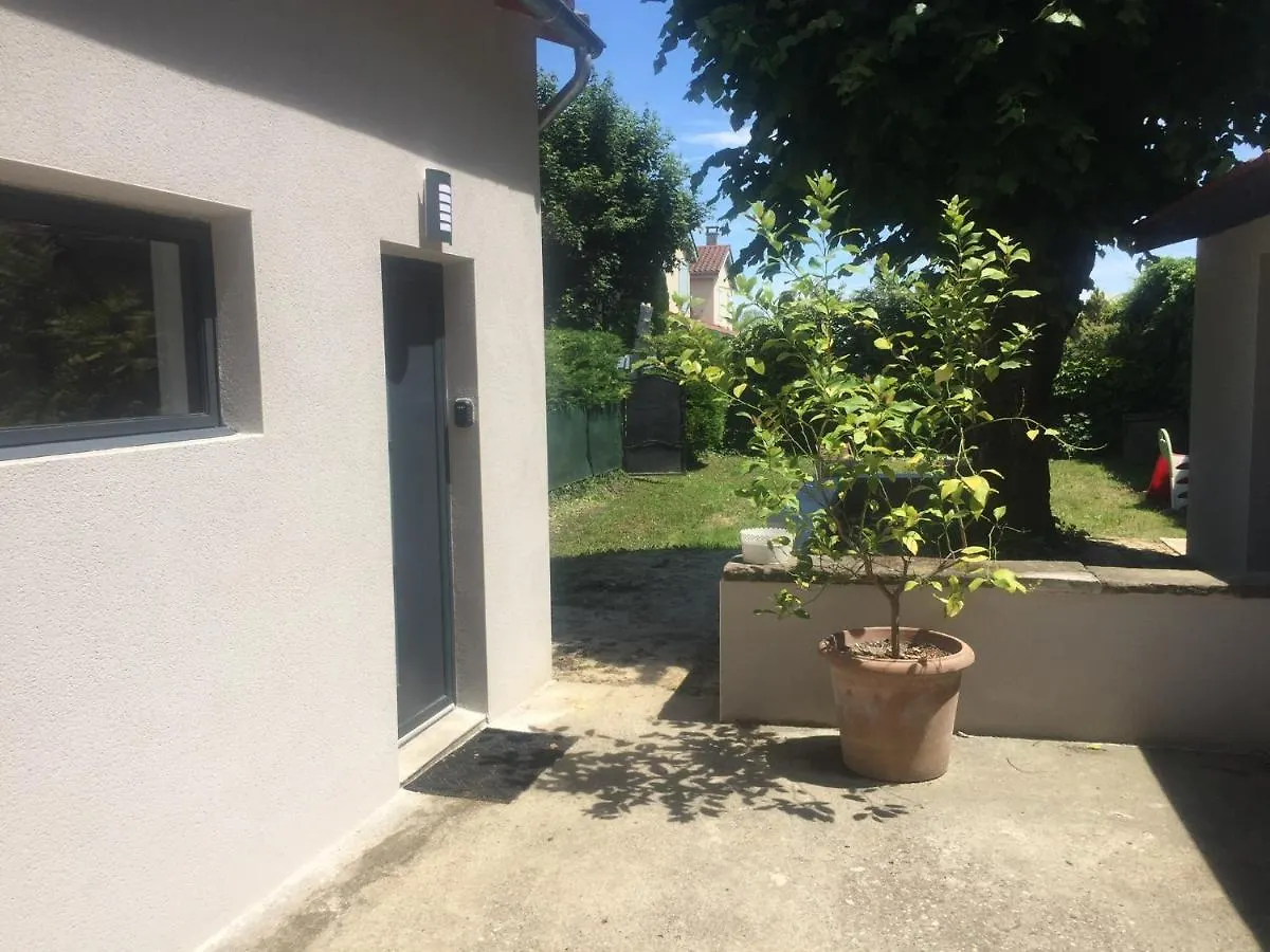 Studio Moderne Saint-Symphorien-d'Ozon 0*,  France